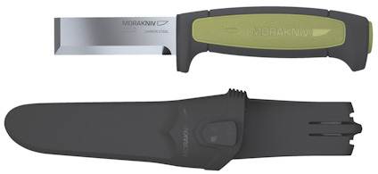 Kniv med grönt och svart handtag, bred bladform och svart slida märkt "MoraKniv".